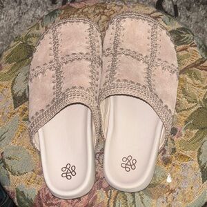 The Sak Bolinas Clog Hand Crochet in Suede Color